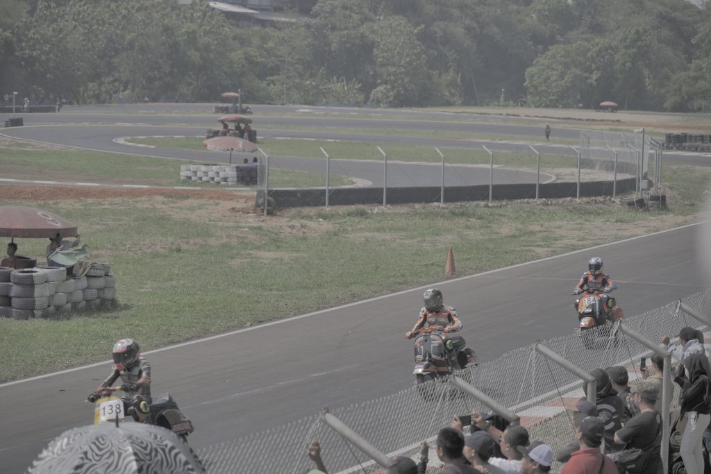 Nonton balapan vespa di Sentul